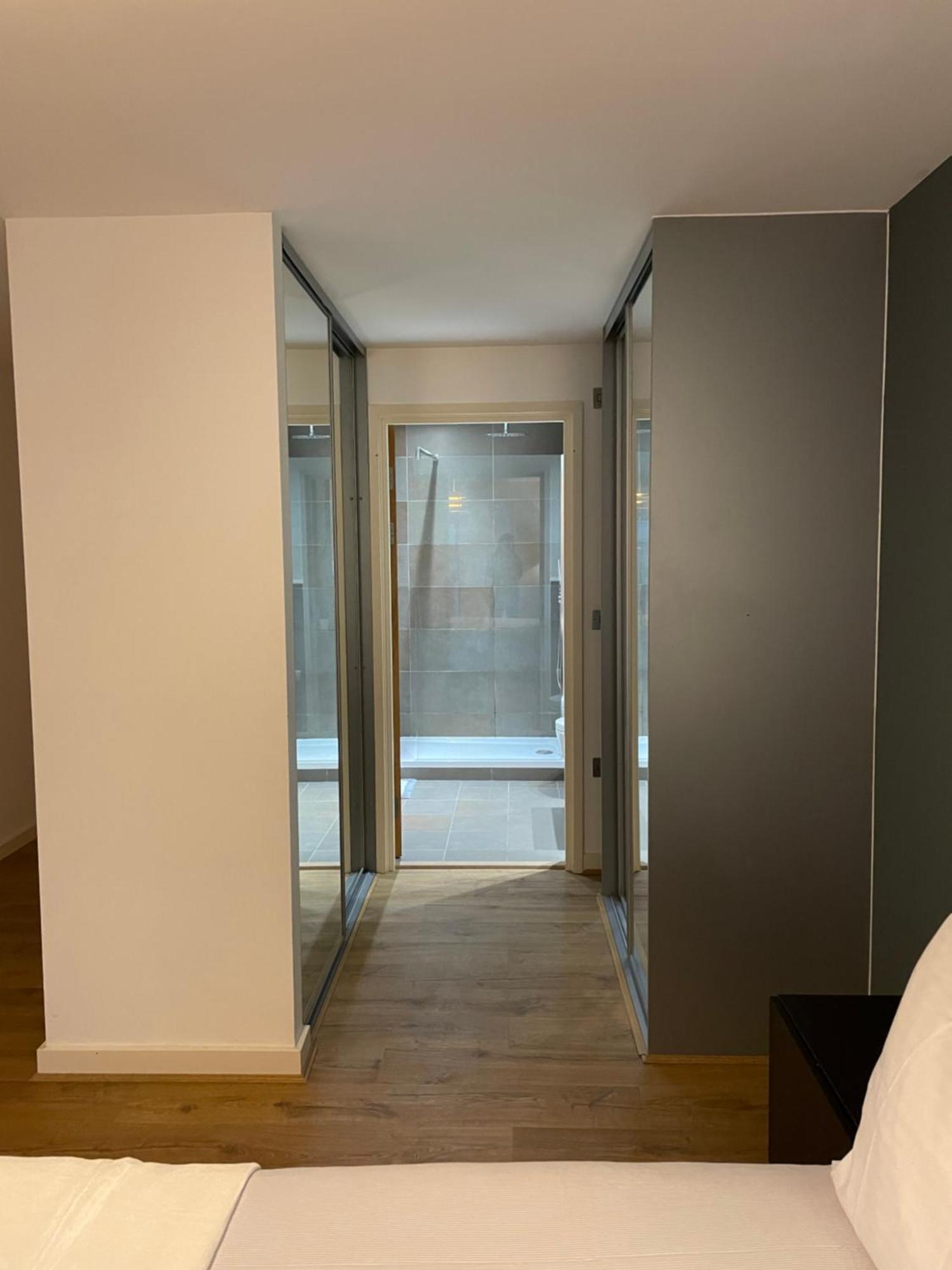 2 Bed, 2 Bath Apartment In Guildford Town Centre With Parking! Kültér fotó