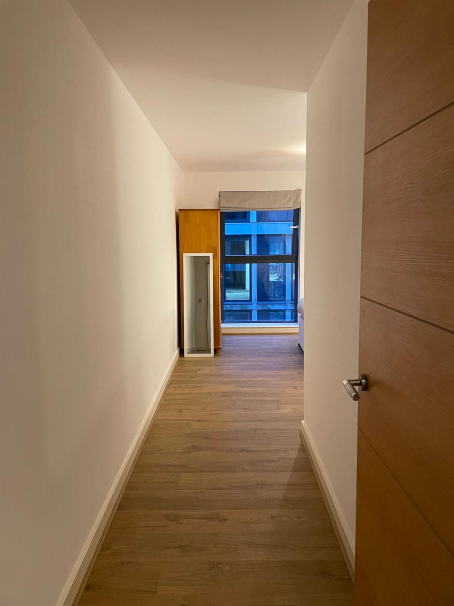 2 Bed, 2 Bath Apartment In Guildford Town Centre With Parking! Kültér fotó
