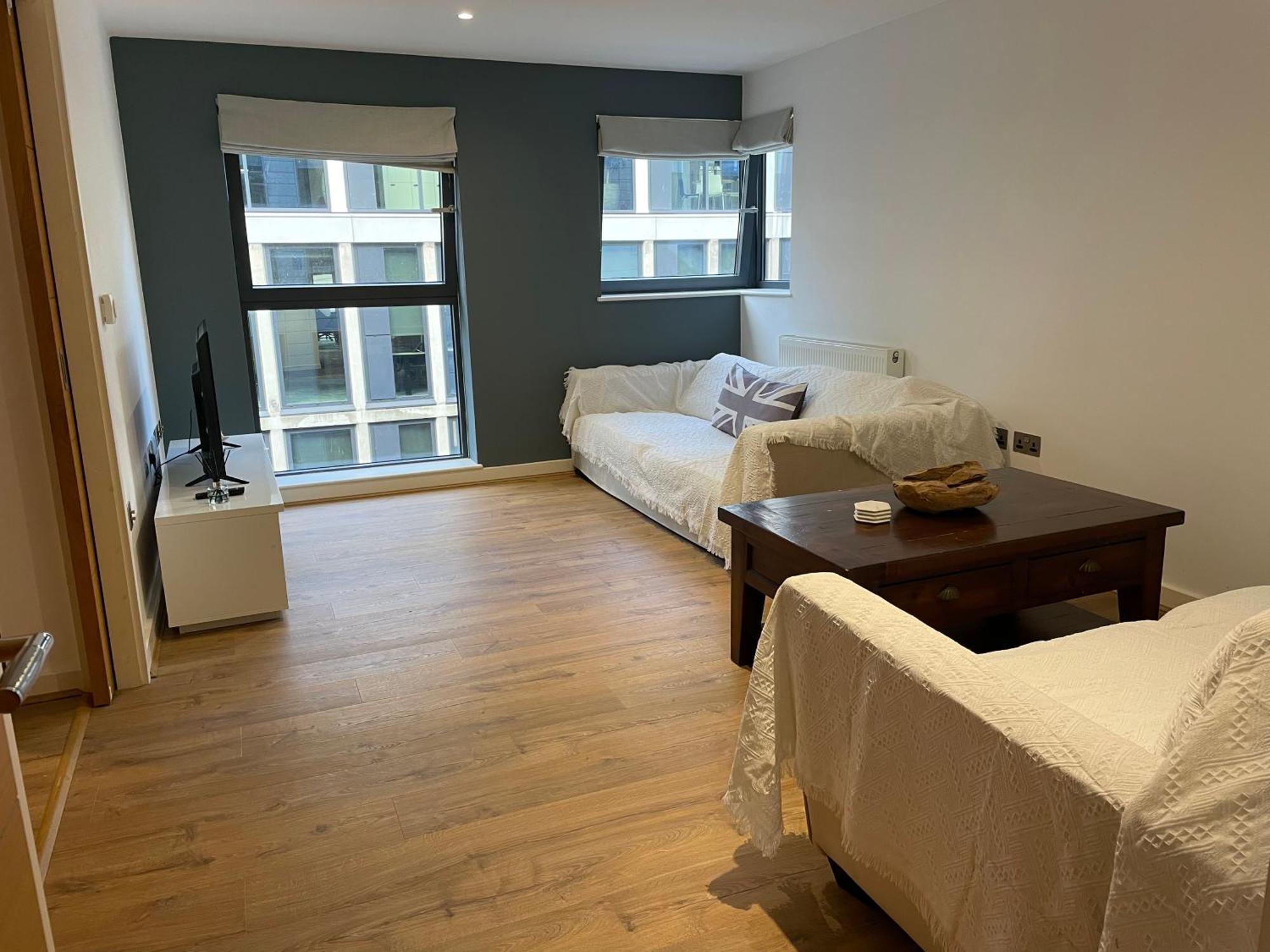 2 Bed, 2 Bath Apartment In Guildford Town Centre With Parking! Kültér fotó