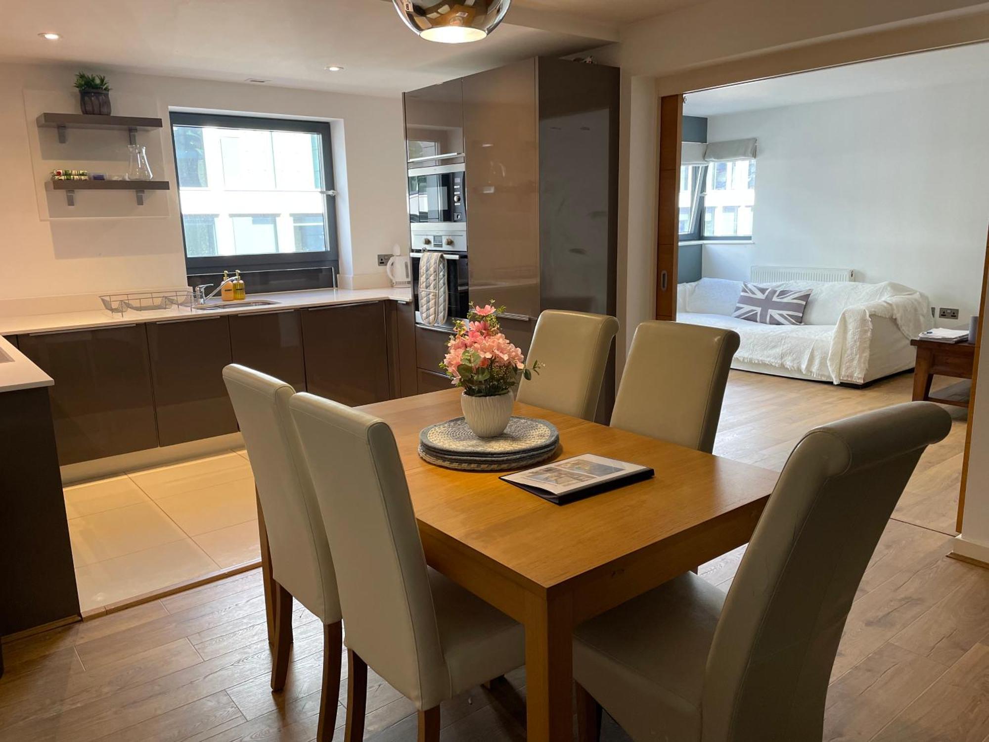 2 Bed, 2 Bath Apartment In Guildford Town Centre With Parking! Kültér fotó