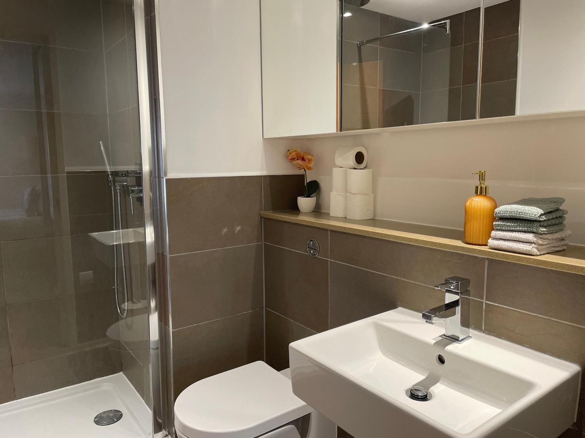2 Bed, 2 Bath Apartment In Guildford Town Centre With Parking! Kültér fotó