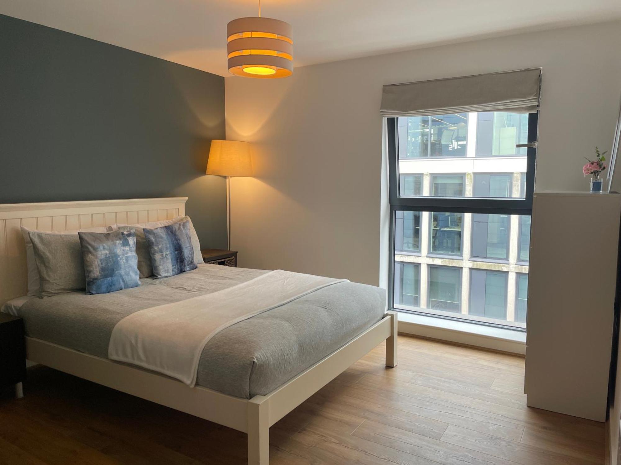 2 Bed, 2 Bath Apartment In Guildford Town Centre With Parking! Kültér fotó