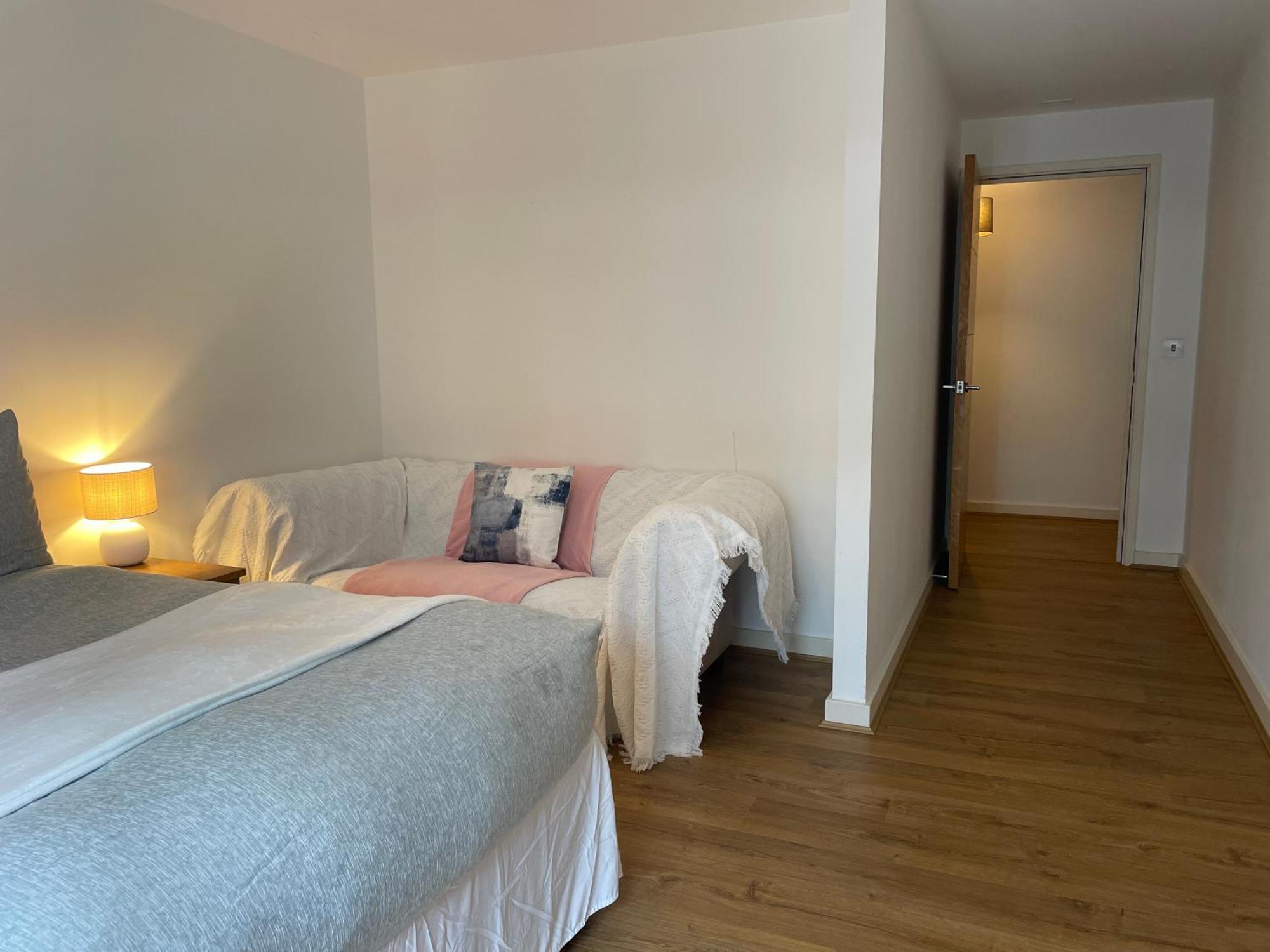 2 Bed, 2 Bath Apartment In Guildford Town Centre With Parking! Kültér fotó