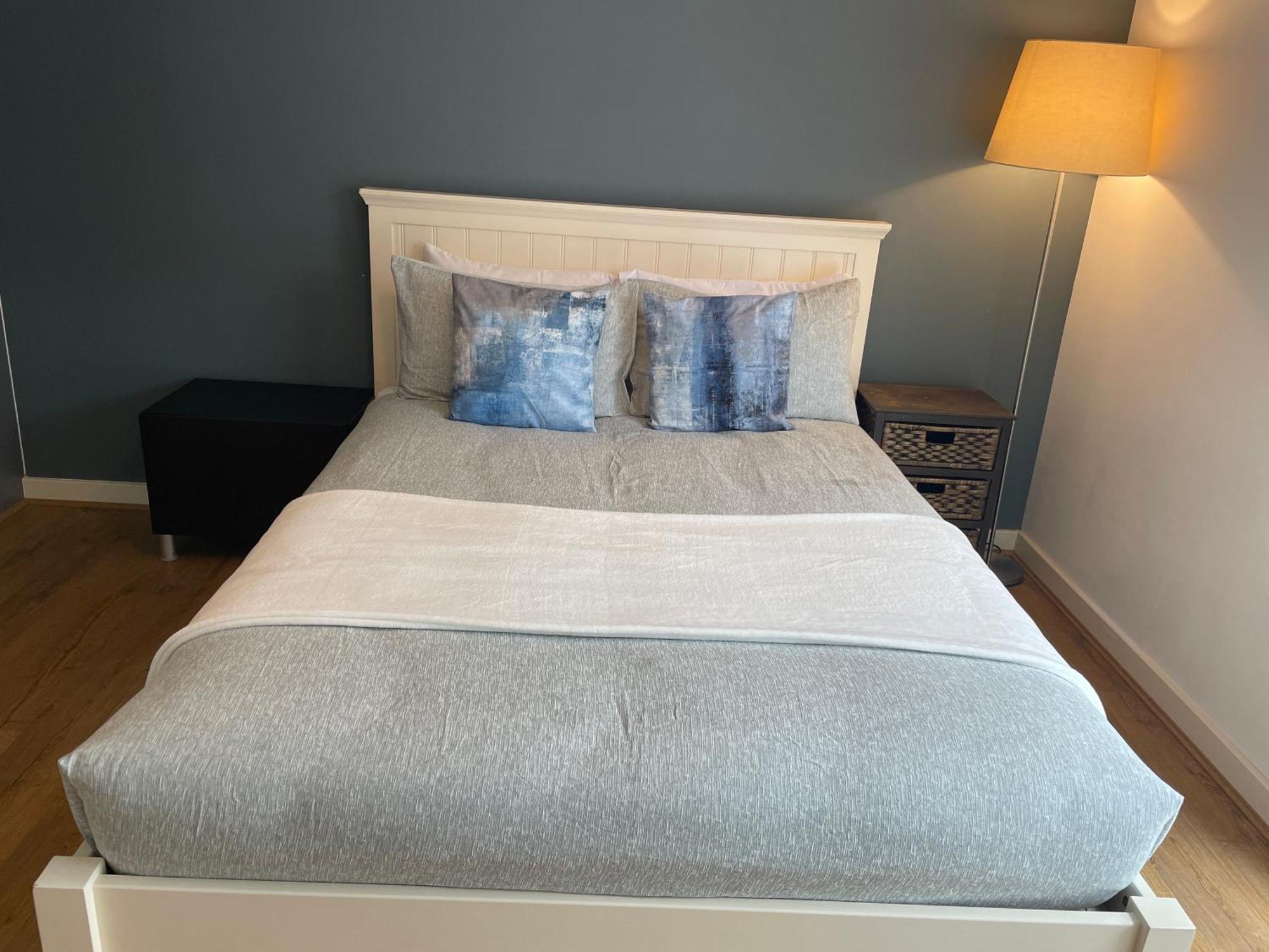 2 Bed, 2 Bath Apartment In Guildford Town Centre With Parking! Kültér fotó