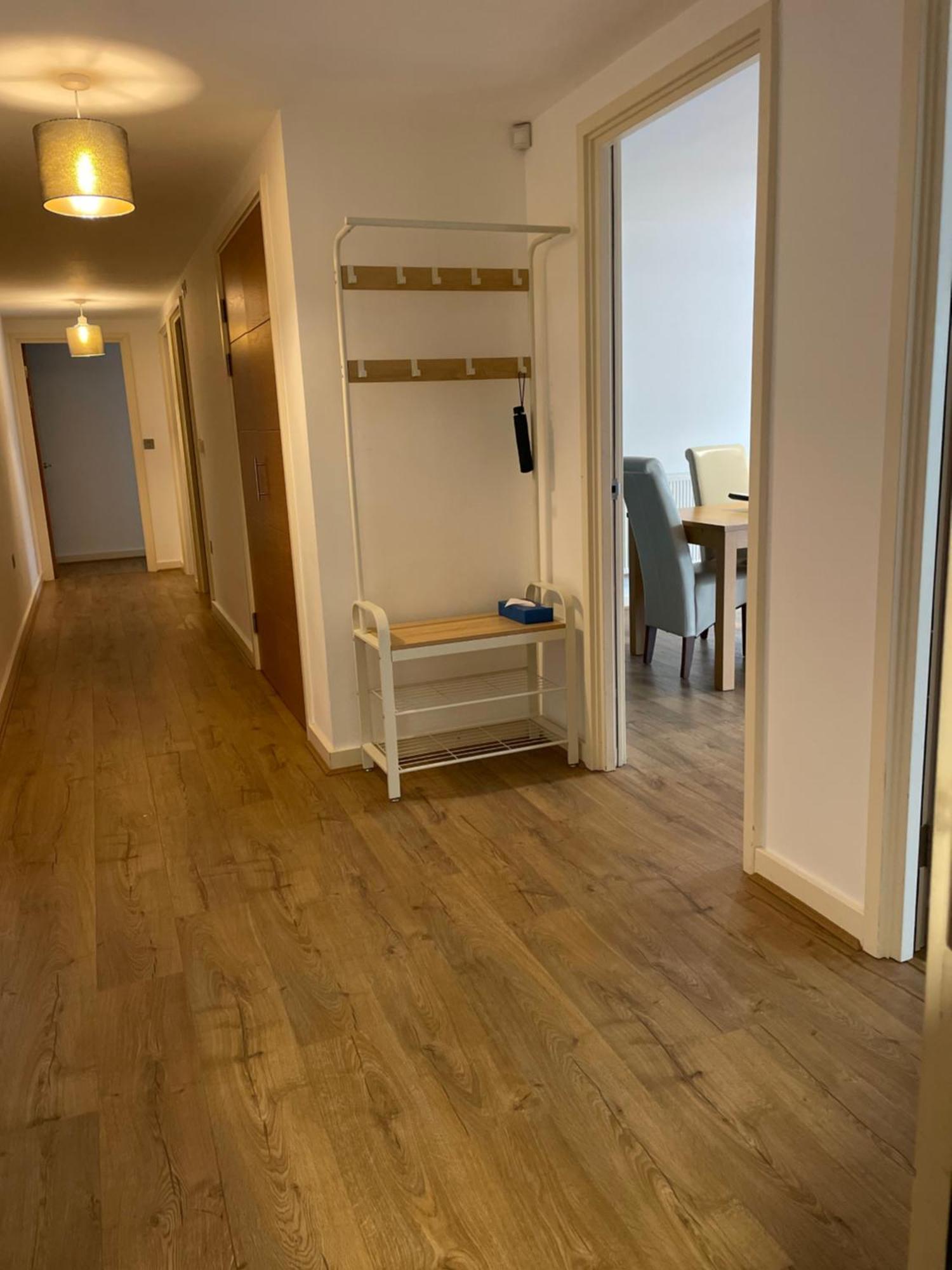 2 Bed, 2 Bath Apartment In Guildford Town Centre With Parking! Kültér fotó