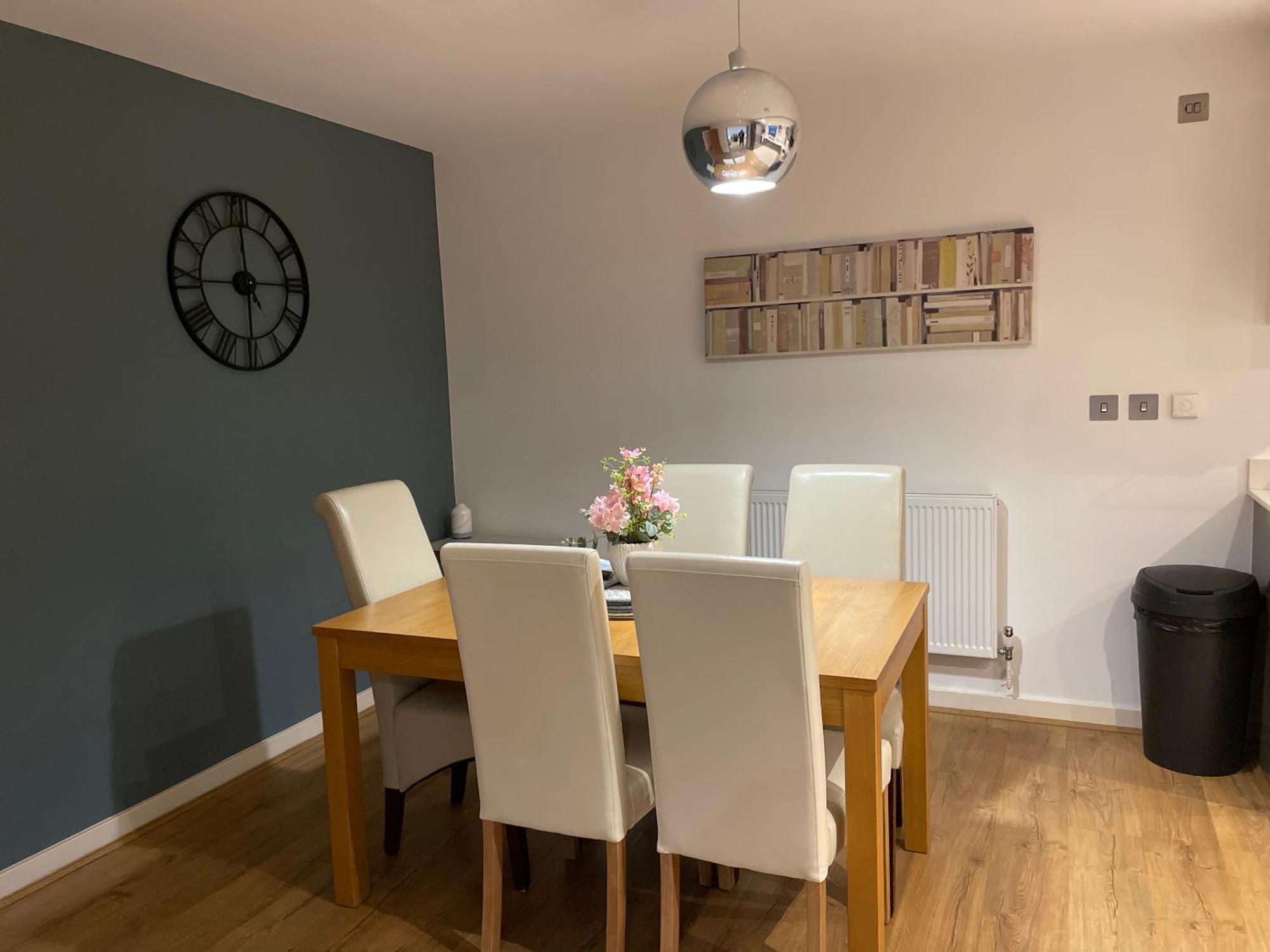 2 Bed, 2 Bath Apartment In Guildford Town Centre With Parking! Kültér fotó