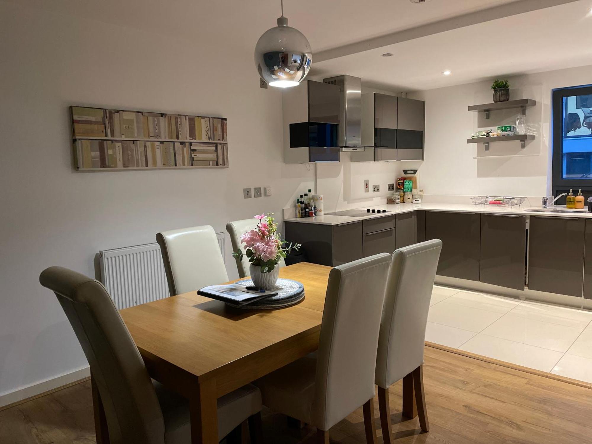 2 Bed, 2 Bath Apartment In Guildford Town Centre With Parking! Kültér fotó
